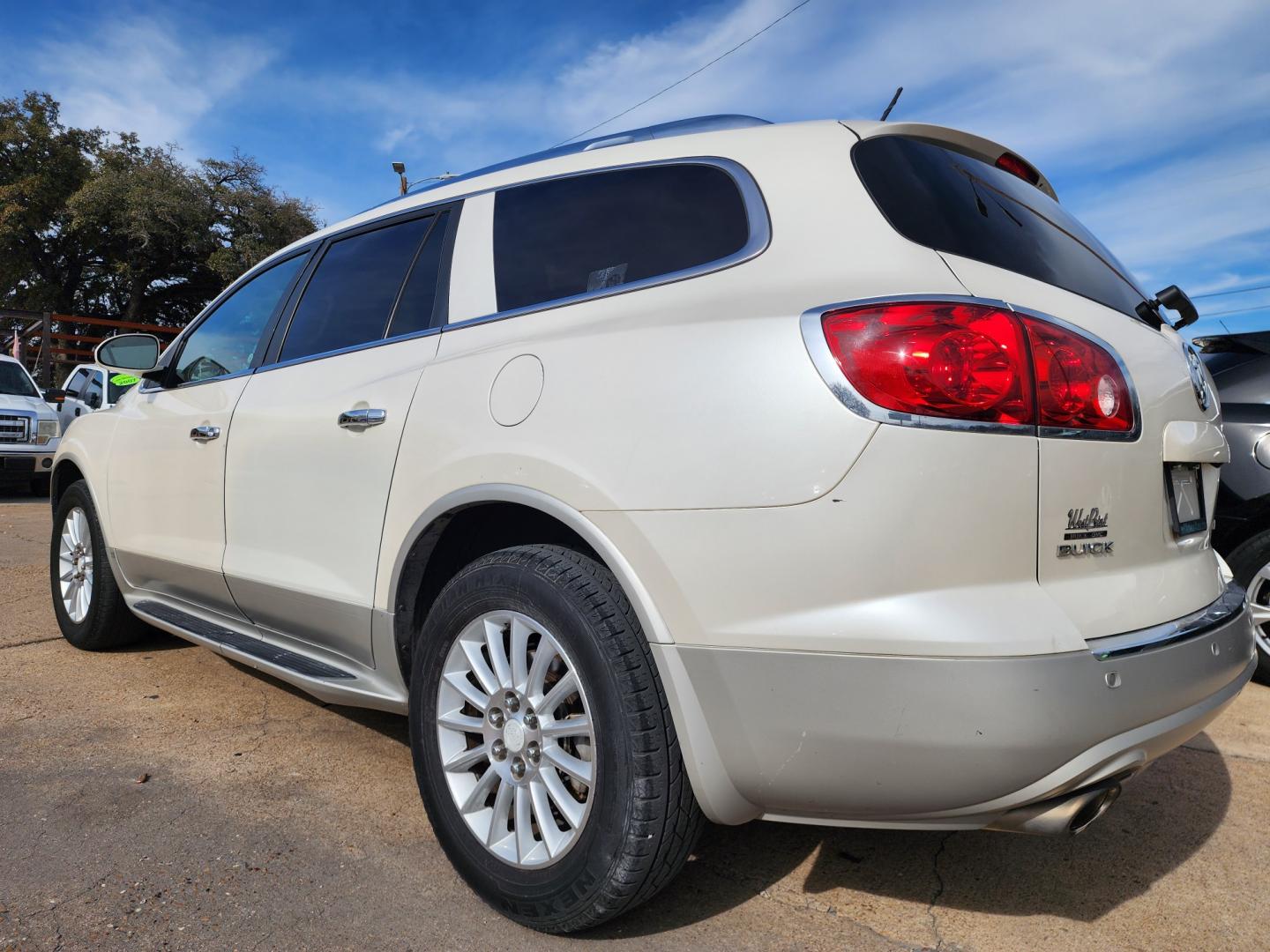 2011 DIAMOND WHITE Buick Enclave CXL-1 (5GAKRBED9BJ) with an 3.6L V6 DOHC 24V engine, 6-Speed Automatic Overdrive transmission, located at 2660 S.Garland Avenue, Garland, TX, 75041, (469) 298-3118, 32.885551, -96.655602 - CASH$$$$$ SPORT UTILITY!! This is a Loaded 2011 BUICK ENCLAVE CXL-1 SUV! REAR DVD! BACK UP CAMERA! HEATED/LEATHER SEATS! BLUETOOTH! SUPER CLEAN! MUST SEE! Come in for a test drive today. We are open from 10am-7pm Monday-Saturday. Call us with any questions at 469-202-7468, or email us DallasA - Photo#5